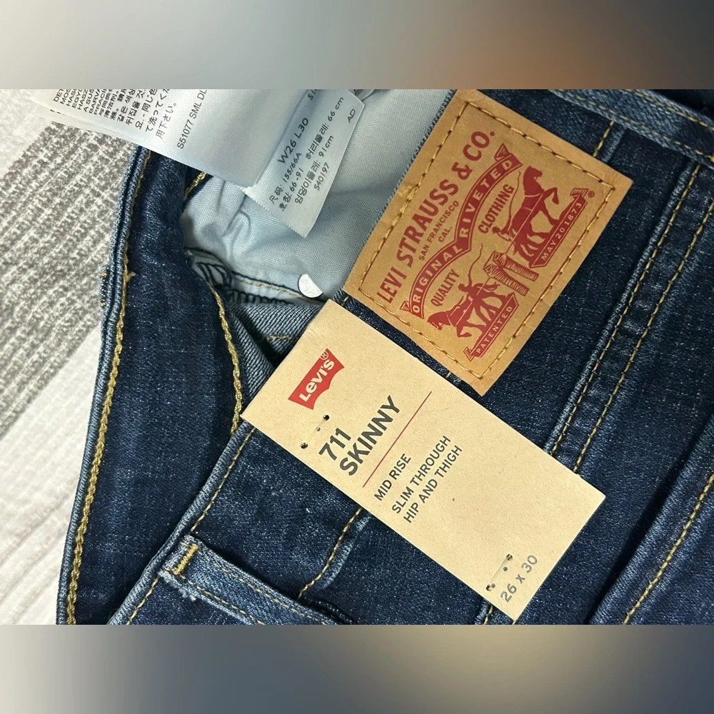 Levi's Distressed Skinny Fit Jeans | Women’s 2 / 26x30” | Mid-Rise - Picture 6 of 12